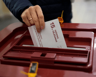В Латвии на парламентских выборах побеждает партия действующего премьера: как это повлияет на Украину