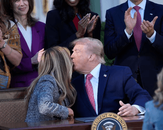 "Огида": Трамп зганьбився через поцілунок з Меланією, яка відвернулась (відео)