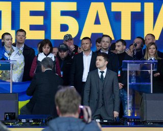 Кандидаты на коленях. Дебаты на "Олимпийском" в фото
