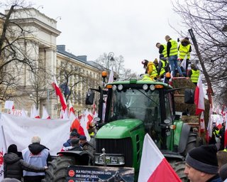 Антиукраинские плакаты и подожженные шины: польские фермеры вышли на забастовку в Варшаве (фото, видео)