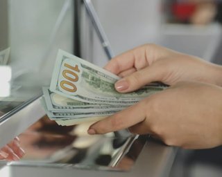 Доллар теряет позиции: сколько стоят иностранные валюты 15 мая
