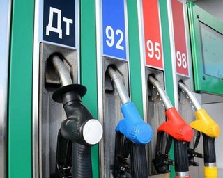 Паливо в Україні подешевшає на 15 грн: експерт назвав строки та умову