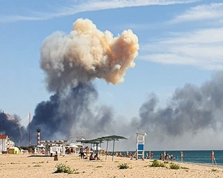 "Идти в окопы желающих немного": россияне после взрывов массово покидают Крым, — ГУР