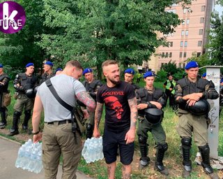 Свастики и Гитлер: в Киеве началась акция в поддержку задержанных членов "Нацкорпуса" (видео)
