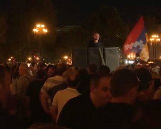 Загострення в Карабасі: протестувальники в Єревані почали штурм будівлі уряду (відео)