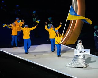 Россиянка несла плакат с надписью "Украина" на церемонии открытия Олимпийских игр, — AP (фото)