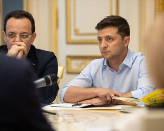 Зеленский оставил в должностях двух чиновников, которые работали при Порошенко