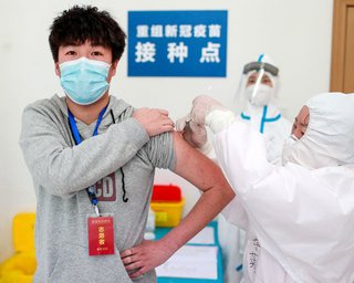 В Китае разрешили массовое использование вакцины Sinovac, которую закупает Украина