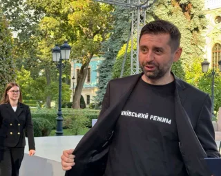 Киевский режим перед американцами: Зеленского и Арахамию раскритиковали из-за футболки (фото)