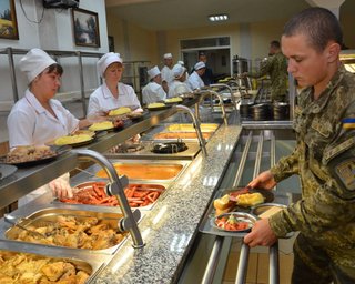 Минобороны закупило продукты питания для военных дороже, чем у Глиняной и Гринкевича, — СМИ