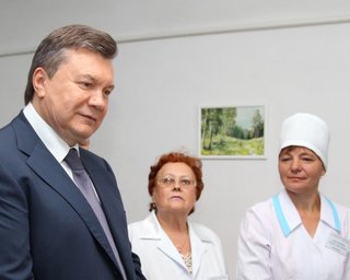 Янукович: Медицина должна идти впереди, как дым от паровоза