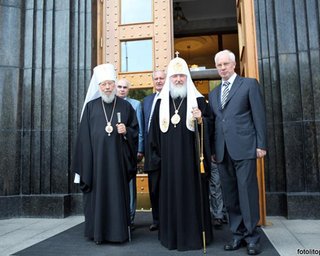 Азаров непреклонен: в Лавре не место светским объектам