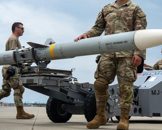 У житловий будинок у Польщі влетіла ракета F-16: що кажуть у польському Генштабі (фото)