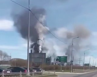У російському Череповці пролунали вибухи: над хімзаводом здійнявся стовп диму (відео)