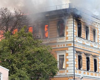 Работники НАН в Киеве вылезают из окон, чтобы спастись: есть погибшие и травмированные (видео)