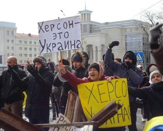 Річниця опору загарбникам: у Херсоні пройшла акція з українськими стягами (фото, відео)
