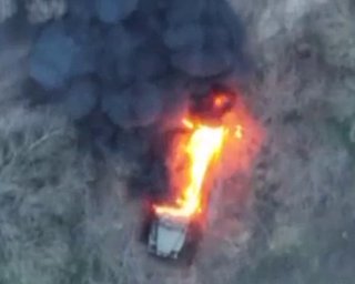 Український дрон-камікадзе ювелірно підірвав російську вантажівку з боєприпасами (відео)