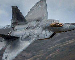 Винищувач F-22 Raptor: звір без "режиму звіра"