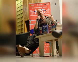 "Магічний спосіб досягти тебе": британський автор розповів, чому книжки допомагають "у важкі часи"