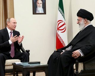Боится "дворцового переворота": смерть аятоллы Хаменеи усилила паранойю Путина, — Politico
