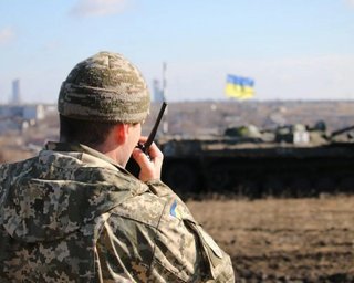 Взрывное устройство "пряталось" в траве. На Донбассе во время тушения пожара подорвался военный