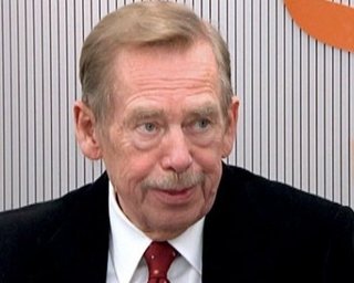 Вацлав Гавел: Запад должен устранить Каддафи