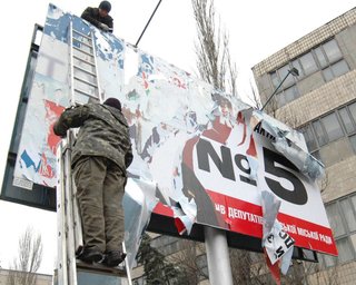 Утром — деньги, вечером — кресла. Во сколько обойдутся местные выборы украинским политикам и партиям
