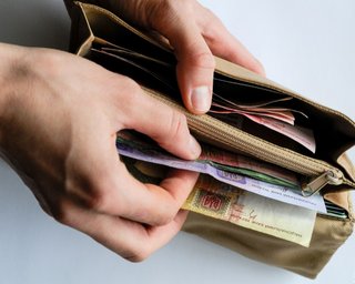 Украинцы со статусом ВПЛ могут потерять выплаты с 1 февраля: кому их продлят