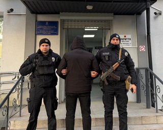 Чоловік напав з сокирою-молотком на військового ТЦК: його затримала поліція (фото)