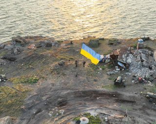 Над островом Змеиный подняли украинский флаг (фото, видео)