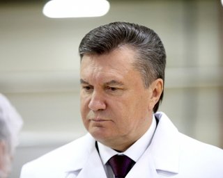 Янукович посетил в больнице пострадавших от взрыва детей
