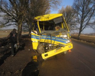 Во Львовской области автобус с пассажирами врезался в дерево