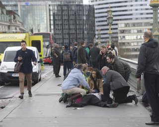 Не менее пяти человек погибли под колесами автомобиля на Вестминстерском мосту в Лондоне