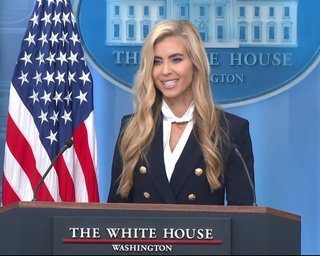 Не пройшло і тижня: від Трампа пішла чергова прессекретарка "через знущання"