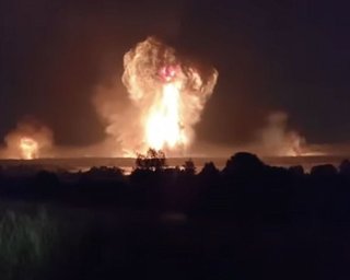 Взрывается в Севастополе и в районе военных аэродромов: Крым массированно атакуют дроны (видео)