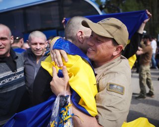 Обмін 1000 на 1000: в Україну з російського полону повернулись 390 осіб (фото)