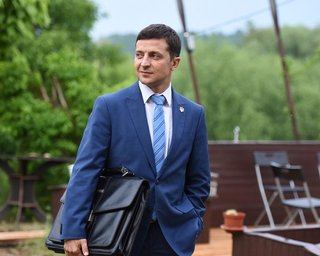 Коррупция топит Украину и может сделать Зеленского президентом, - Bloomberg