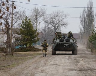 "Це безглуздість": Андрющенко розповів, як росіяни намагаються зміцнити Маріуполь (відео)