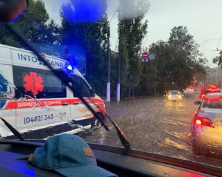 Непогода в Одессе: женщина едва не утонула в луже, школы переходят на дистанционное обучение (видео)