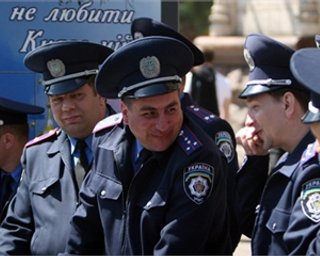 Киевские милиционеры накормили заблудившегося иностранного фаната мороженым