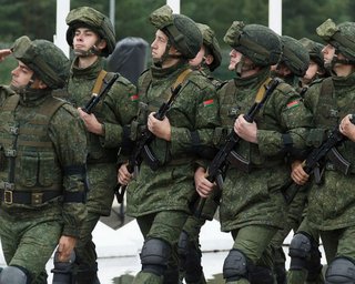 Лукашенко може готувати армію в 300 тисяч для вступу у війну: Україна отримала звіт від опозиції