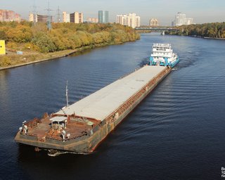 ЗС РФ атакували власну баржу в Азовському морі: що відбувається (відео)