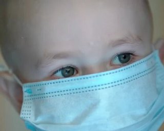 "Був вибух і зникло світло": мама онкохворої дитини розповіла, як рятувалися в "Охматдиті" (відео)