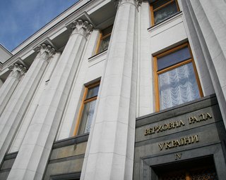 Парламентская охрана блокирует центральный вход, готовясь к штурму