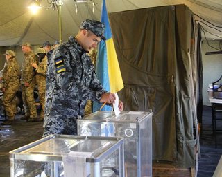 Разница между Порошенко и Зеленским на передовой составила 890 голосов