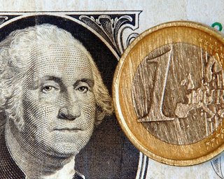 Украинцы в сентябре разместили рекордное количество валютных депозитов