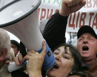 Митингующие решили ночевать под Верховной Радой