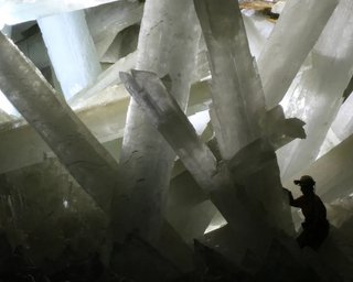 Самые большие кристаллы в мире скрыты в опасной пещере: не каждый рискнет войти в нее (видео)