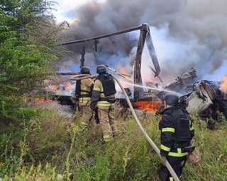 Фура згоріла дотла: росіяни вдарили по трасі Кривий Ріг-Дніпро, є загиблий, — ОВА (відео)