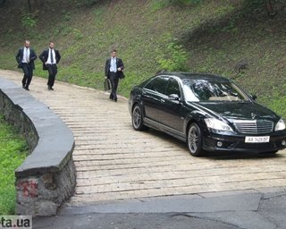 Патриарх Кирилл приехал на молебен на роскошном Мерседесе 